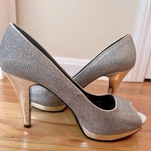 🪩 Nine West Size 7.5 Silver Open toe 4” Heels